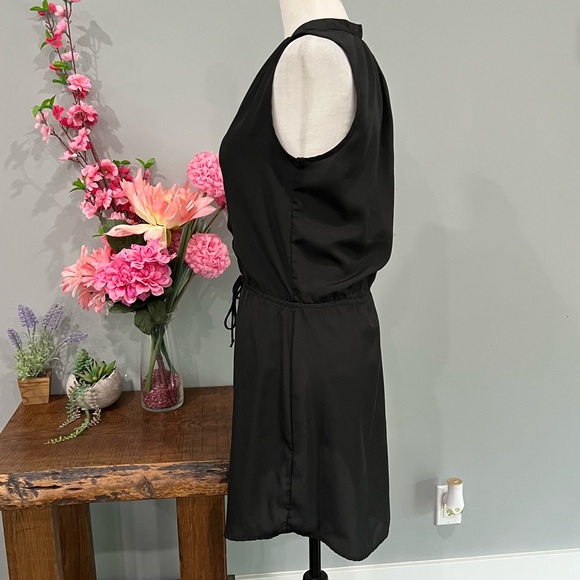 Eight Sixty Sleeveless Dress - Picture 6 of 14